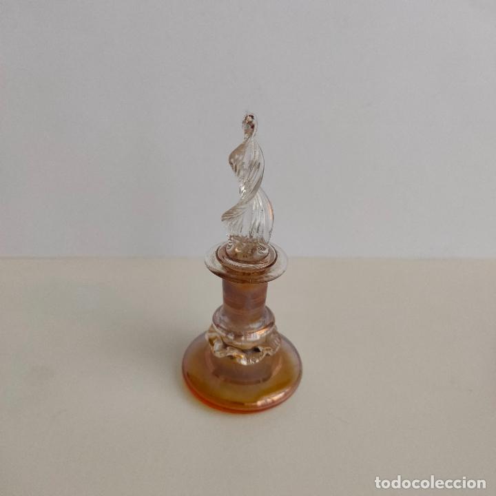 Miniature di profumi antiche: Antiguo esenciero de cristal mediados S. XX. Conserva esencia espesa. 8 cms.