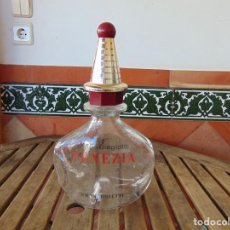 Miniaturas de perfumes antiguos: GRAN BOTELLA RECIPIENTE COLONIA PERFUME LAURA BIAGIOTTI VENEZIA EAU DEW TOILETTE CAPACIDAD 2 LITROS. Lote 220877981