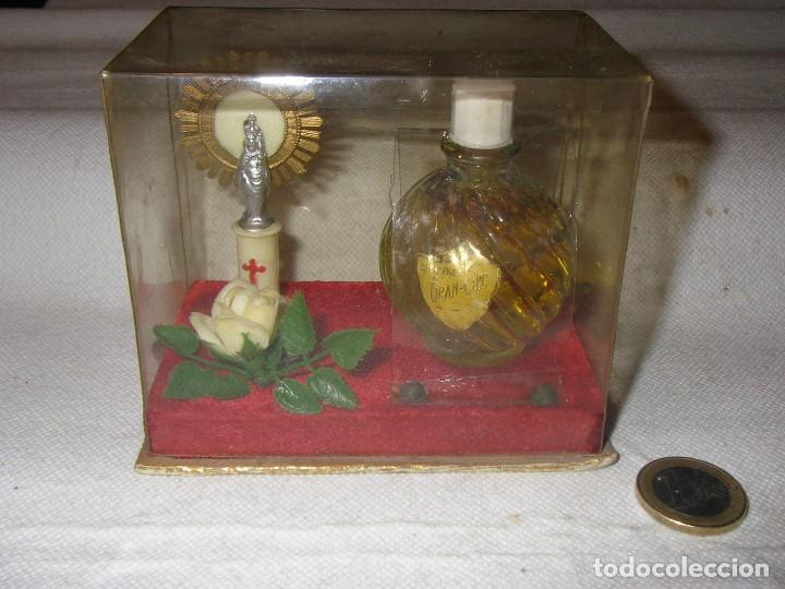 Miniature di profumi antiche: Conjunto recuerdo de la virgen del Pilar con frasco de colonia, Creaciones Gran-Chic. 10 x 6 x 6 cm,