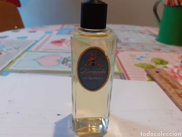 Miniaturas de perfumes antigos: Antiguo frasco de perfume lleno de lavanda mirurgia