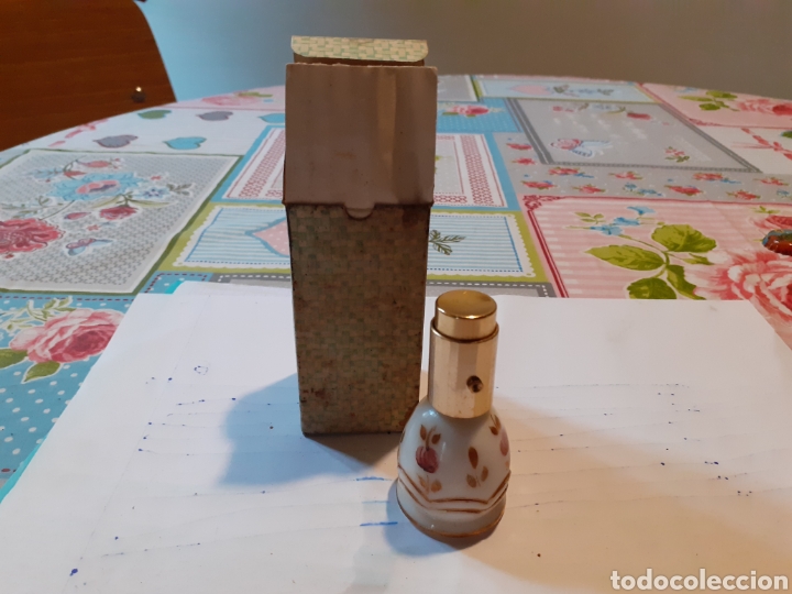 Miniaturas de perfumes antigos: Frasco vacio de perfume ya que se ha evaporado con su estuche es de porcelana el frasco