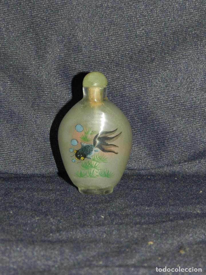 Miniaturas de perfumes antigos: (A23) PERFUME CHINO ESCENA PECES, 6,5X4CM, SE&Ntilde;ALES DE USO NORMALES