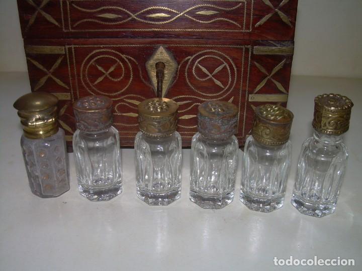 Miniaturas de perfumes antiguos: ANTIGUO PERFUMERO EN CAJA DE MADERA CON BONITA MARQUETERIA DE LATON. - Foto 8 - 228563206