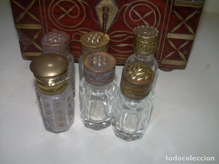 Miniaturas de perfumes antiguos: ANTIGUO PERFUMERO EN CAJA DE MADERA CON BONITA MARQUETERIA DE LATON. - Foto 9 - 228563206