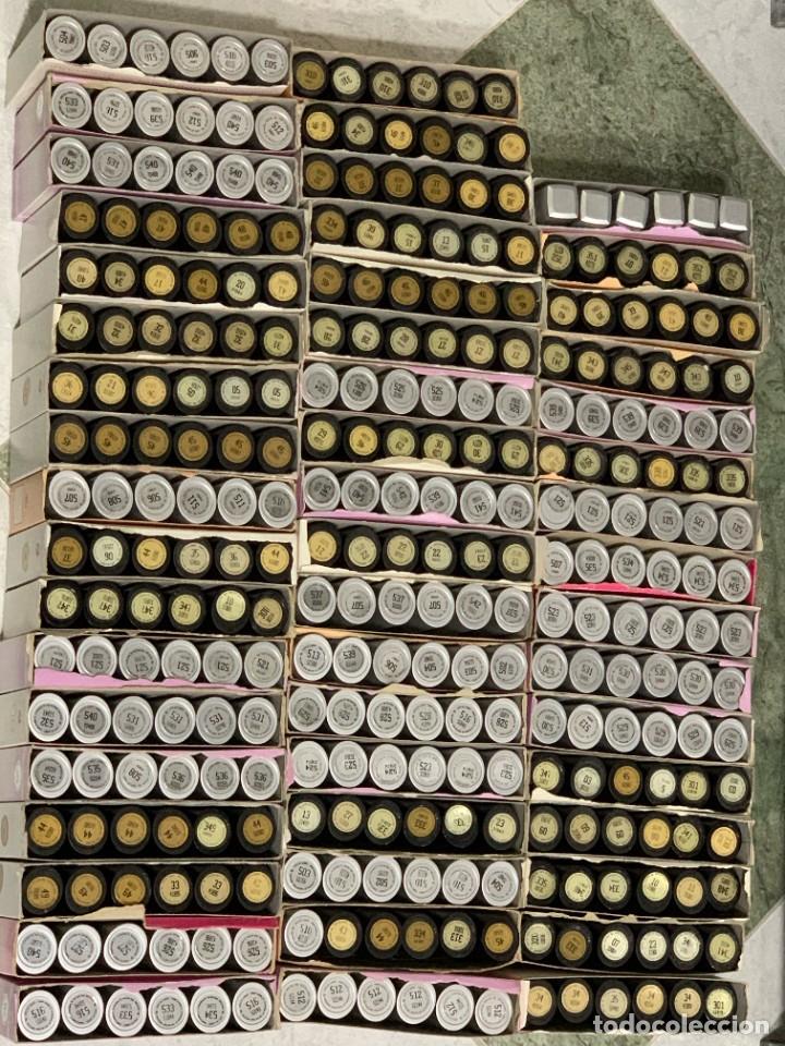 Miniaturas de perfumes antiguos: LOTE DE 290 barras de la labios - Foto 1