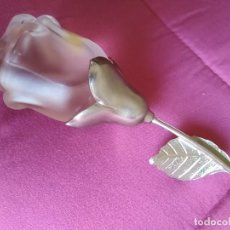 Miniaturas de perfumes antiguos: ANTIGUO FRASCO PERFUME AVON. ROSA EN VIDRIO Y METAL
