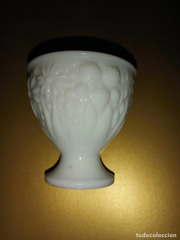 Miniaturas de perfumes antiguos: COPA CRISTAL OPALINA BLANCO AVON - Foto 2
