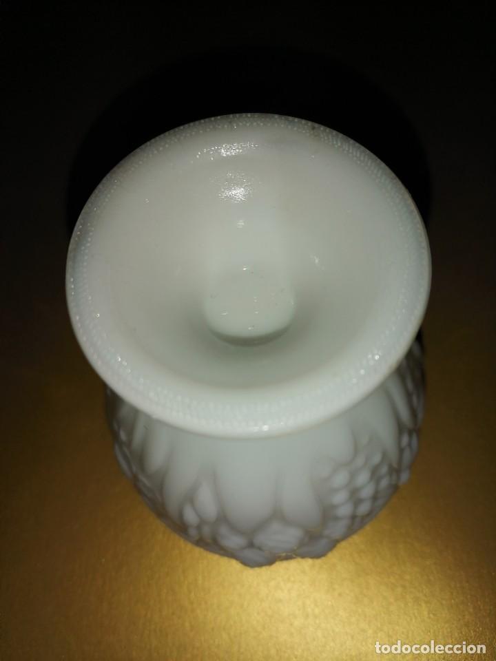 Miniaturas de perfumes antiguos: COPA CRISTAL OPALINA BLANCO AVON - Foto 5