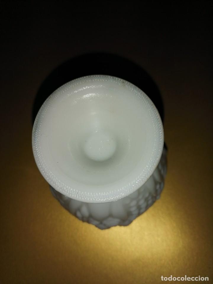 Miniaturas de perfumes antiguos: COPA CRISTAL OPALINA BLANCO AVON - Foto 6