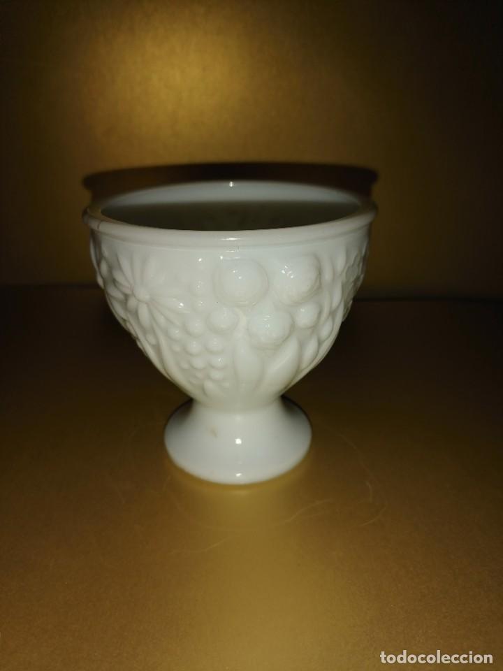 Miniaturas de perfumes antiguos: COPA CRISTAL OPALINA BLANCO AVON - Foto 1