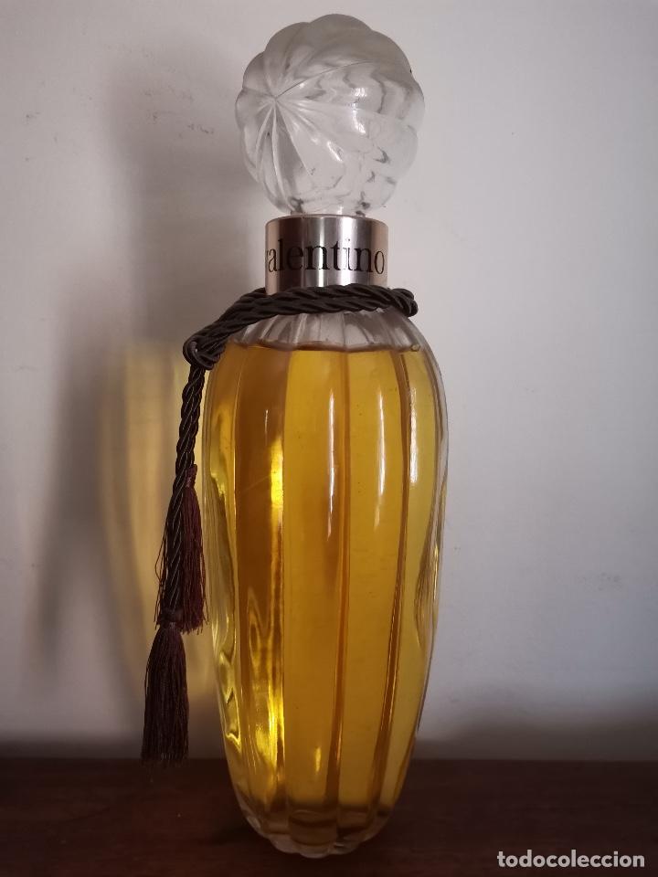 &Eacute;chantillons de parfums anciens: GRANDE BOTELLA DE PERFUME VALENTINO FACTICE - 31 CM