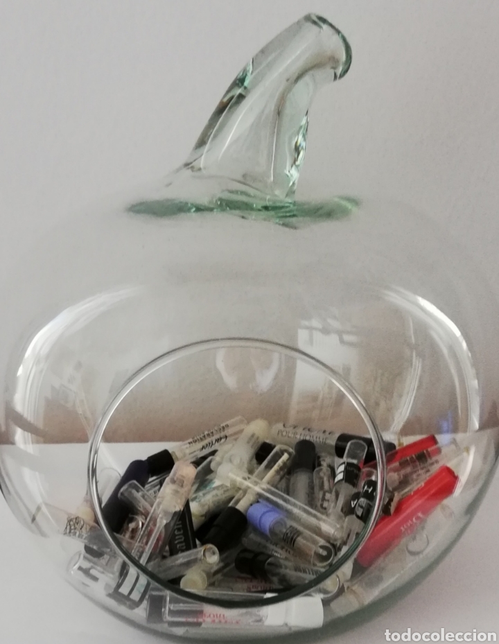 Miniaturas de perfumes antiguos: Recipiente en forma de manzana com muestritas de perfumes.