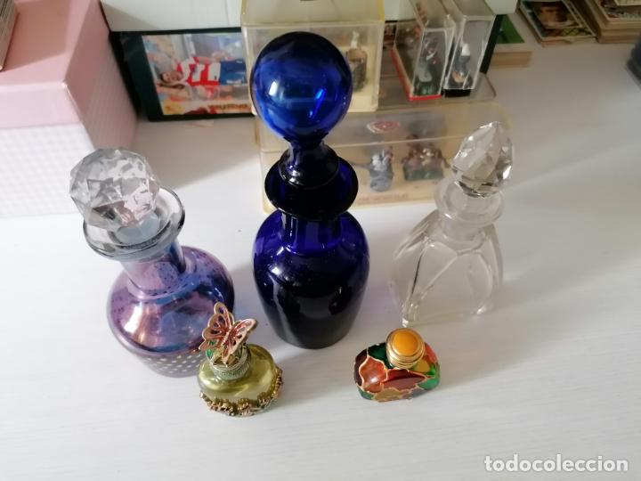 Miniaturas de perfumes antigos: 5 BOTES O FRASCOS PERFUMARIOS O BOTES PARA PERFUME O ESENCIAS ANTIGUOS
