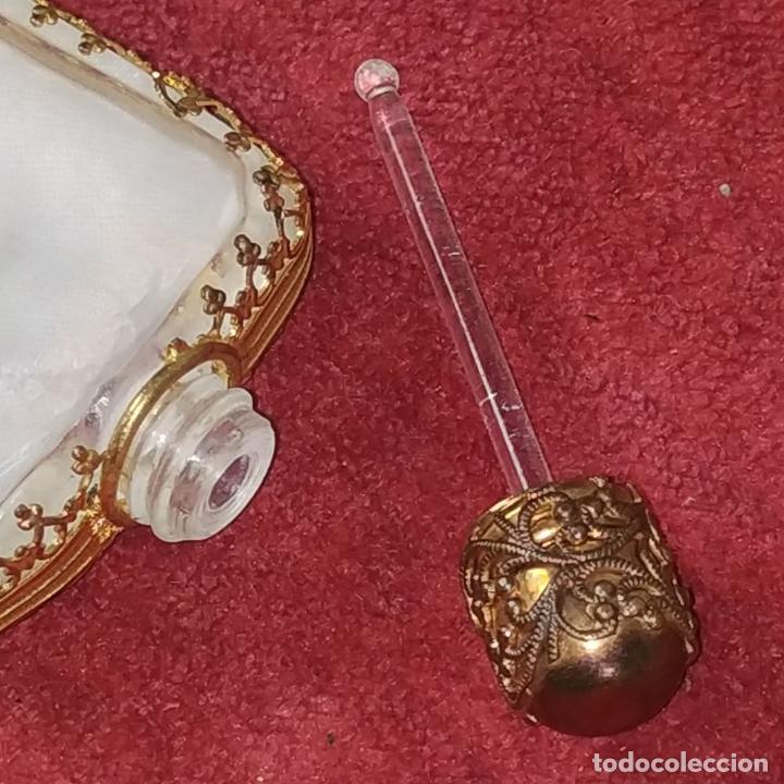 Miniaturas de perfumes antiguos: PERFUMERO DE DAMA. METAL CHAPADO EN ORO. CRISTAL. BORDADO. ESPAÑA. SIGLO XIX - Foto 2 - 245579770