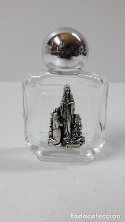 Miniature di profumi antiche: PEQUE&Ntilde;O FRASCO CON LA IMAGEN DE LA VIRGEN DE LOURDES . ALTURA 5,5 CM