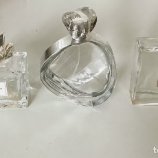 Miniaturas de perfumes antiguos: LOTE DE 3 FRASCOS CRISTAL DE PERFUMES DE DISTINTA FORMAS, DOS CUADRANGULARES Y UNO OVALADO.. Lote 258151630