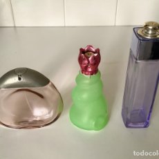 Miniaturas de perfumes antiguos: LOTE DE 3 FRASCOS DE PERFUMES EN CRISTAL DE DISTINTOS COLORES.. Lote 258157220