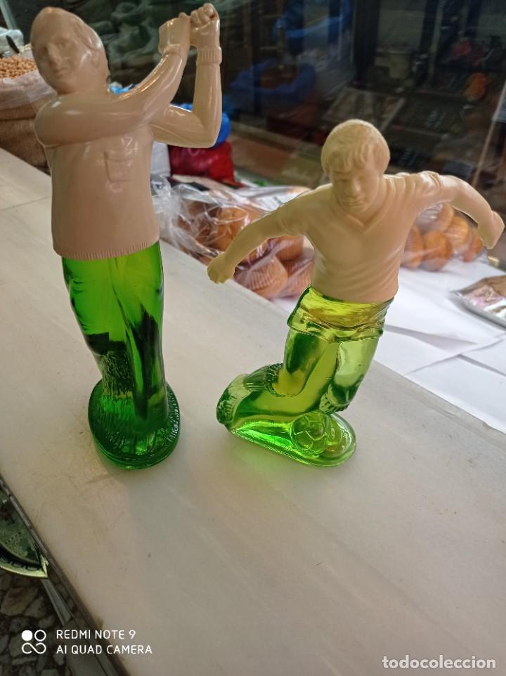 Miniaturas de perfumes antiguos: 2 antiguas figuras de Avon After ashave, 85 cl llenas , futbolista y golfista