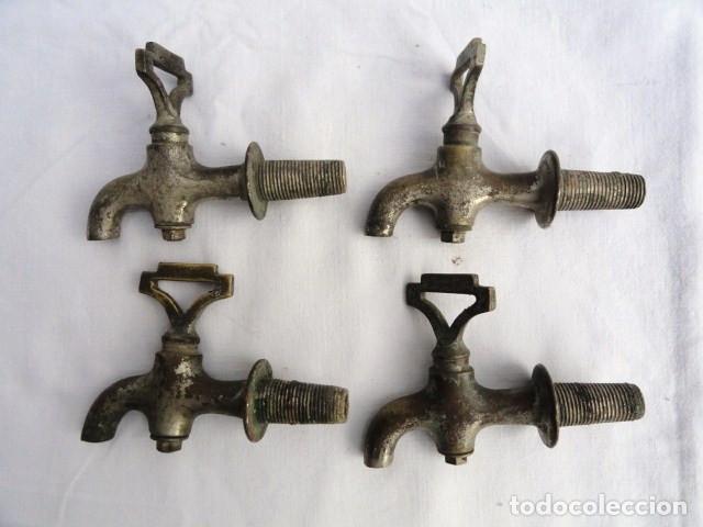 Miniaturas de perfumes antiguos: 4 PEQUE&Ntilde;OS GRIFOS PARA FRASCOS DE PERFUME.