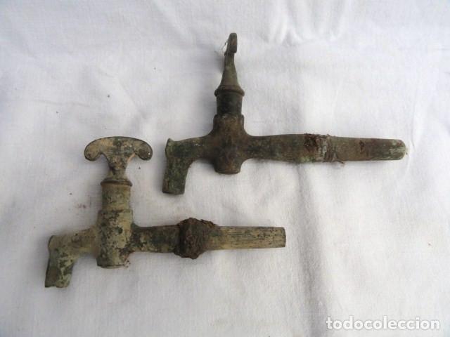 Miniaturas de perfumes antiguos: 2 PEQUE&Ntilde;OS GRIFOS PARA FRASCOS DE PERFUME.