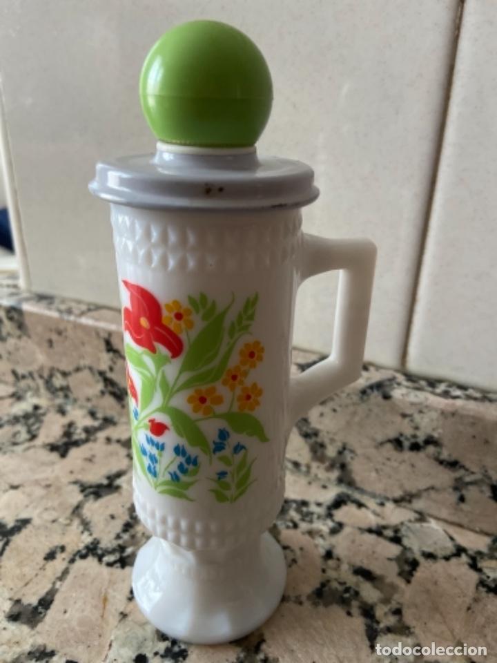 &Eacute;chantillons de parfums anciens: Tarro colonia antiguo de china con forma de taza