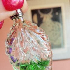 Miniaturas de perfumes antiguos: FRASCO DE CRISTAL 'HOJA' PARA LLEVAR TU PERFUME FAVORITO SIEMPRE CONTIGO. Lote 292170123