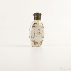 Miniaturas de perfumes antiguos: BOTELLA DE PERFUME, PERFUMERO- OPALINA, ESMALTE -TAPÓN DE PLATA - S.XIX. Lote 55862125