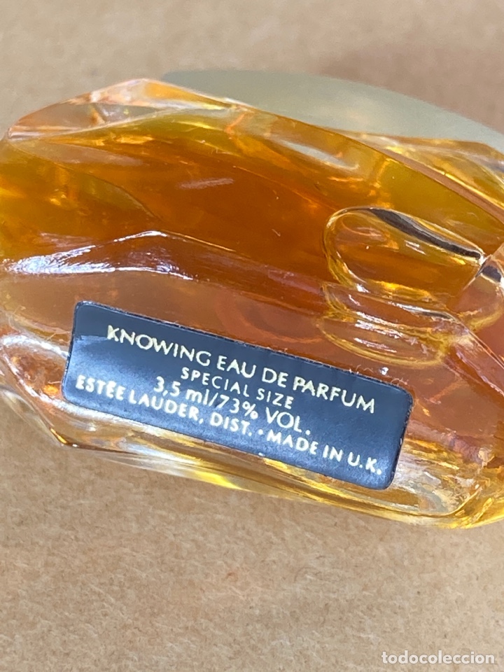 Miniaturas de perfumes antiguos: Miniatura Knowing de Estee Lauder - Foto 2