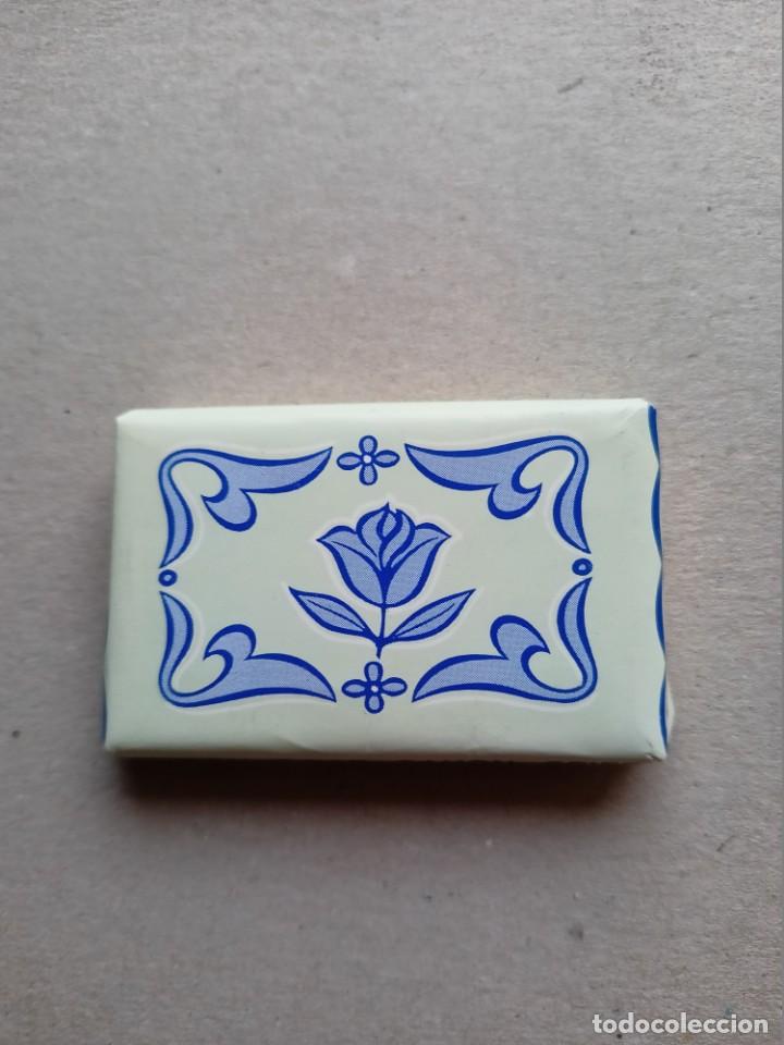 Miniaturas de perfumes antiguos: Peque&ntilde;a pastilla de jabon - Foto 1