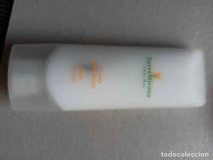 Miniaturas de perfumes antiguos: Frasco de plastico de crema hidratante Hotel ToreMirona