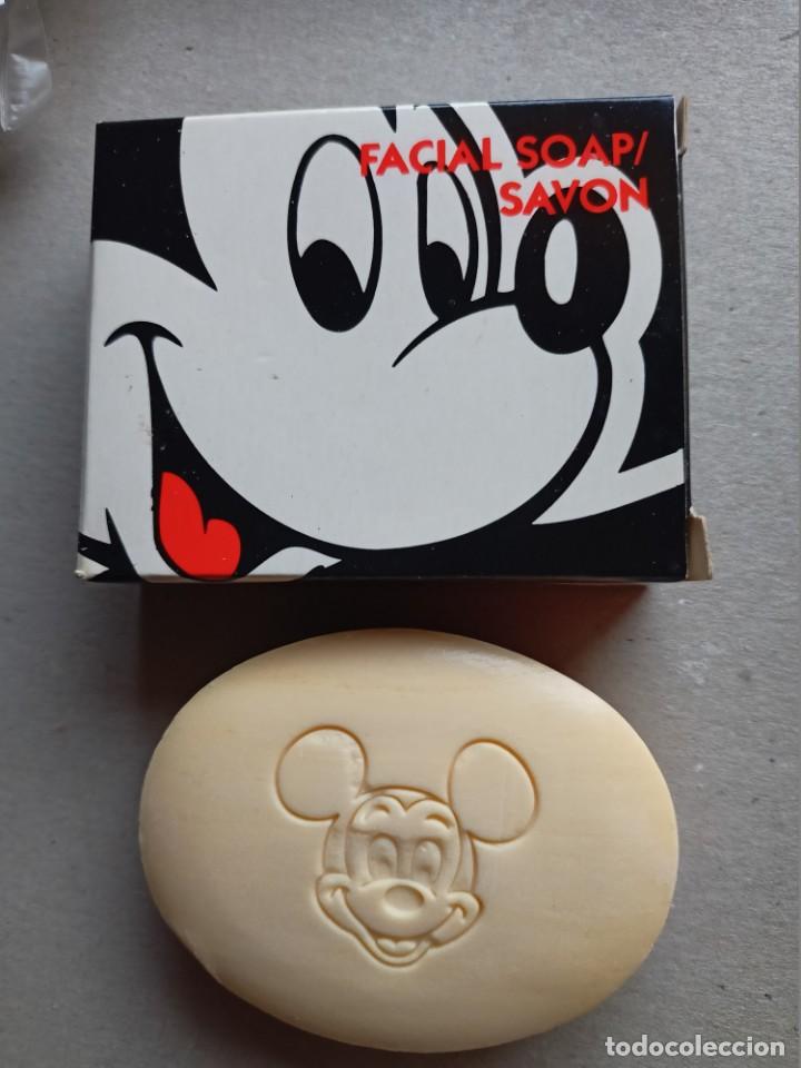 Miniaturas de perfumes antigos: Lote de dos pastillas de javon una peque&ntilde;a y otra mas peque&ntilde;a de Hotel Resort de EuroDisney