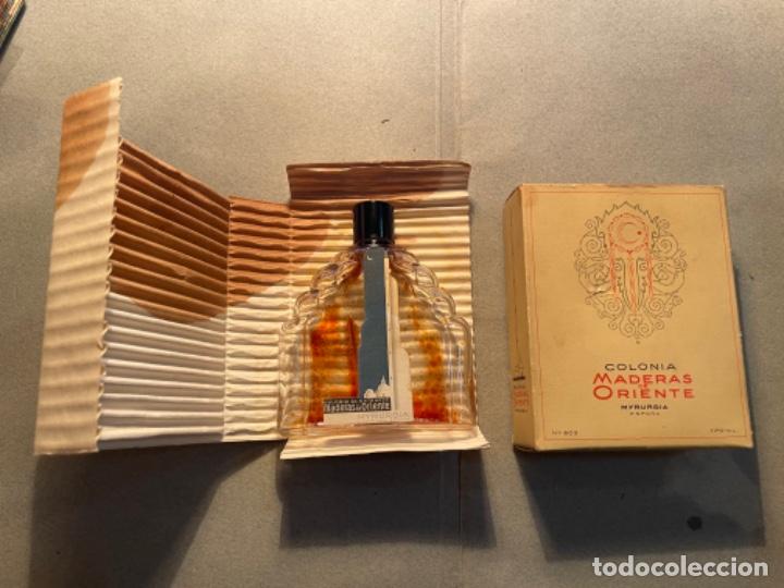 Miniaturas de perfumes antigos: PERFUMES - ANTIGUA BOTELLA CON RESTOS DE COLONIA CON SU CAJA ORIGINAL COLONIA MADERAS DE ORIENTE MYR