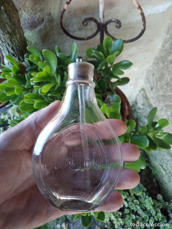 Miniaturas de perfumes antiguos: Antiguo frasco de cristal perfume. Par&iacute;s - London. Original.