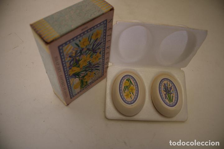 Miniaturas de perfumes antiguos: CAJA DE 2 JABONES AVON naturesque A&Ntilde;OS 70