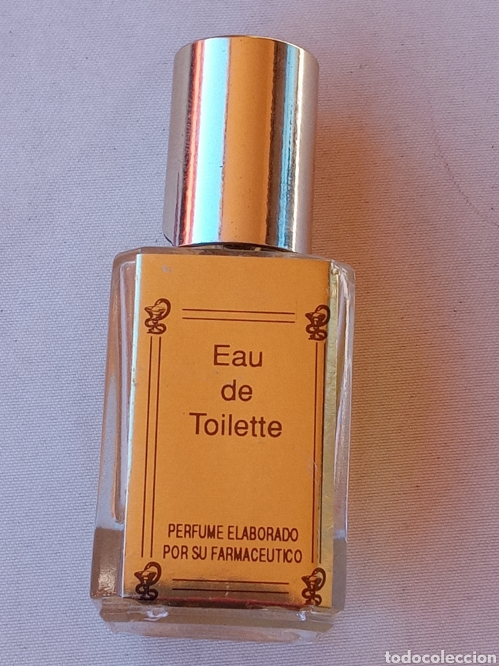 Miniaturas de perfumes antigos: **ANTIGUA BOTELLITA DE PERFUME HECHA POR UN FARMAC&Eacute;UTICO. (CASI LLENA) 9 cm DE ALTURA**