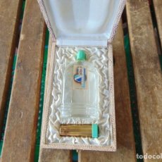 Miniaturas de perfumes antiguos: CAJA ESTUCHE CON BOTE DE COLONIA VACIO Y BARRA DE LABIOS IKUTA DE ICART ESPAÑA. Lote 318660318