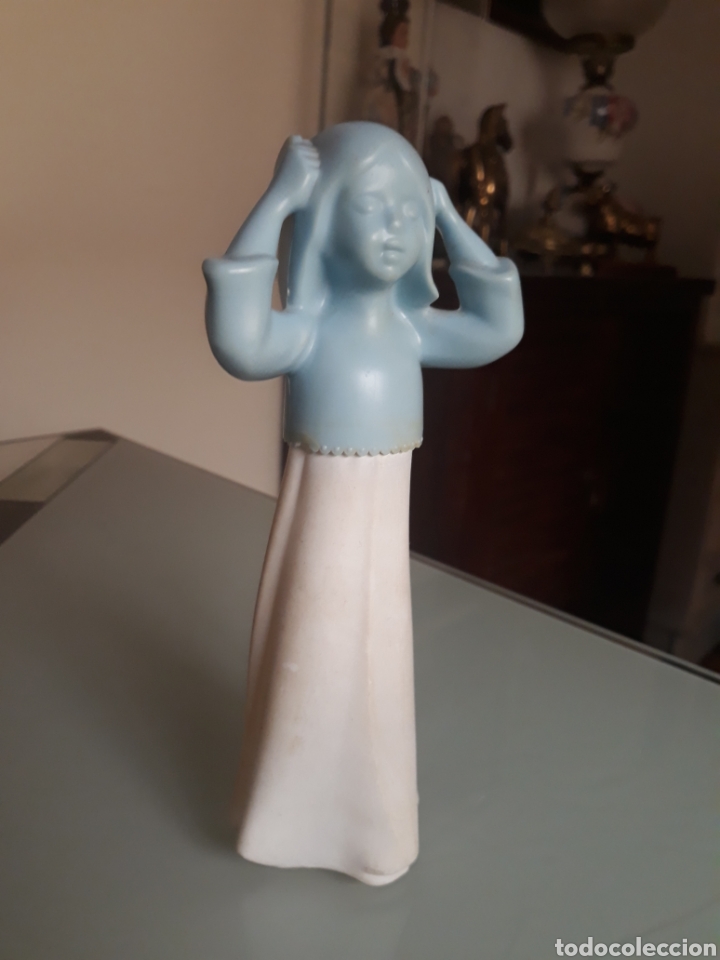 Miniatures of antique perfumes: Avon, ni&ntilde;a cepill&aacute;ndose el cabello