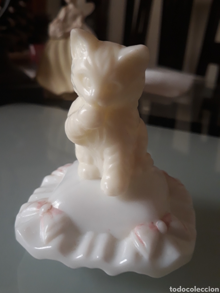 Miniatures of antique perfumes: Avon, gatito sobre almohad&oacute;n.