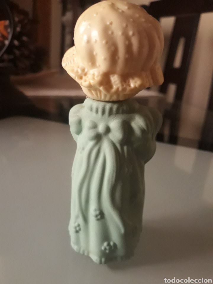 Miniaturas de perfumes antiguos: Avon. Ni&ntilde;a con mu&ntilde;eca. - Foto 2