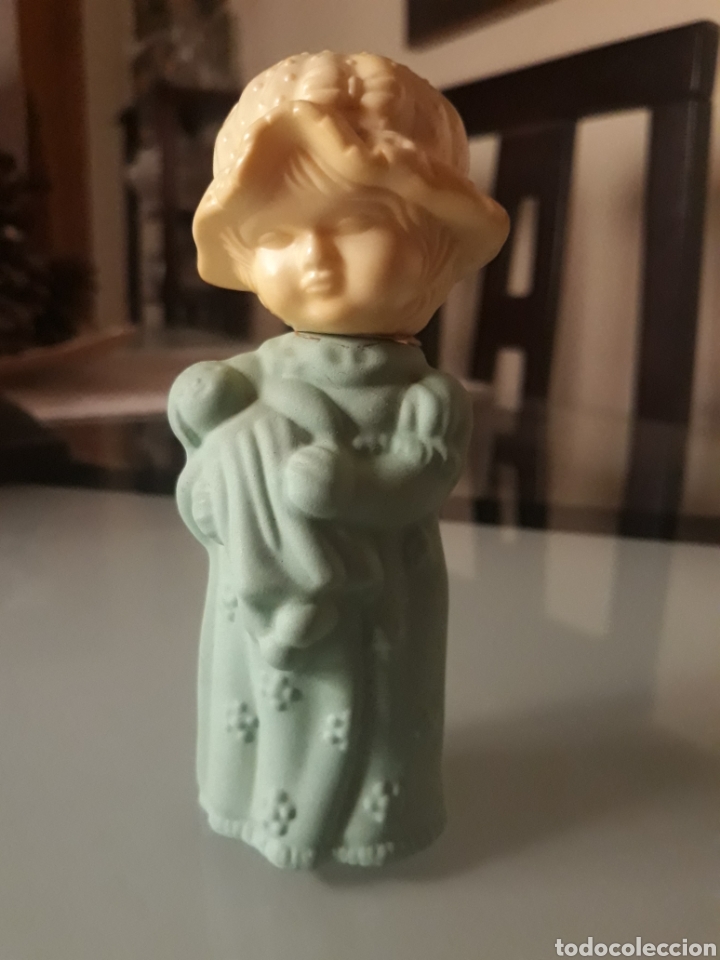 Miniaturas de perfumes antiguos: Avon. Ni&ntilde;a con mu&ntilde;eca. - Foto 1
