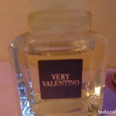 Miniaturas de perfumes antiguos: MINIATURE EAU DE TOILETTE - VERY VALENTINO - PARIS 15 FL OZ 4.5 ML - ECHANTILLON DE COLLECTION. Lote 326661788