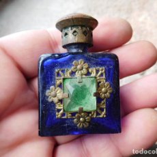 Miniaturas de perfumes antiguos: FRASCO ANTIGUO PARA COLONIA O PERFUME VIDRIO AZUL. Lote 329710413