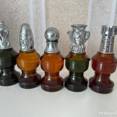 Miniaturas de perfumes antiguos: AVON 5 FIGURAS DE AJEDREZ LLENAS 90 CC LOCION AFEITADO. Lote 365946641