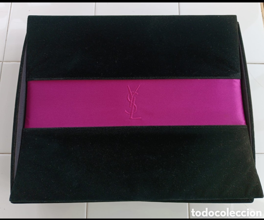 Miniaturas de perfumes antiguos: CAJA de terciopelo de la marca YSL, seguramente de perfumes o cosm&eacute;ticos.