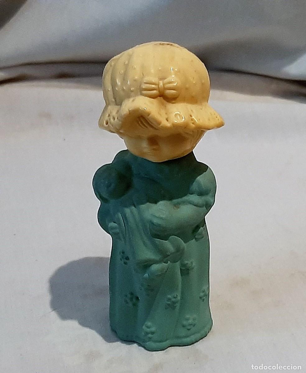 Miniaturas de perfumes antiguos: Ni&ntilde;a con mu&ntilde;eca de Avon. - Foto 1