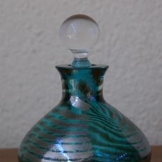 Miniaturas de perfumes antiguos: PERFUMERO DE CRISTAL AZUL CON FRANJAS PLATEADAS BUEN ESTADO ALTURA CON TAPON 12 CM ANCHO 8 CM. Lote 388268314