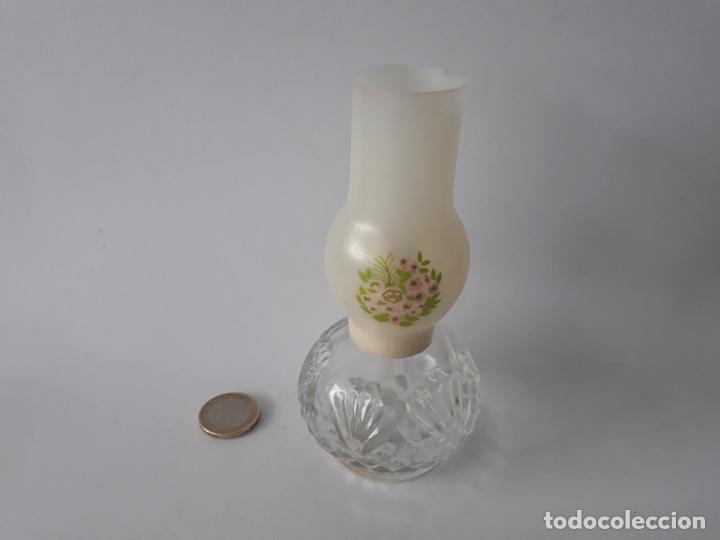 Miniaturas de perfumes antiguos: BOTELLA CON FORMA DE LAMPARA DE AVON - Foto 1