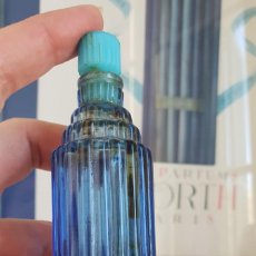 Miniaturas de perfumes antiguos: ANTIGUO FRASCO RASCACIELOS MEDIANO JE REVIENS, WORTH, LALIQUE. Lote 403424509