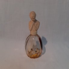 Miniaturas de perfumes antiguos: PERFUME COLONIA FORMA DE DAMA, CRISTAL Y TAPON PLASTICO, ETIQUETA BORRADA POSIBLE PLIRTY BARCELONA
