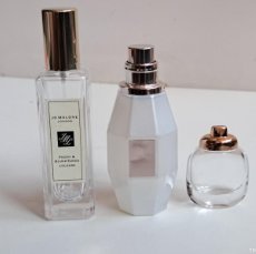 Miniaturas de perfumes antiguos: 3 BOTELLITAS DE PERFUME VARIAS - 5 A 11.CM ALTO APROX - VACIAS